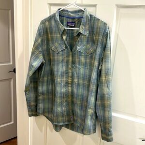 Patagonia W’s Med buttonup upf longsleeve blouse, like-new condition bluegreen